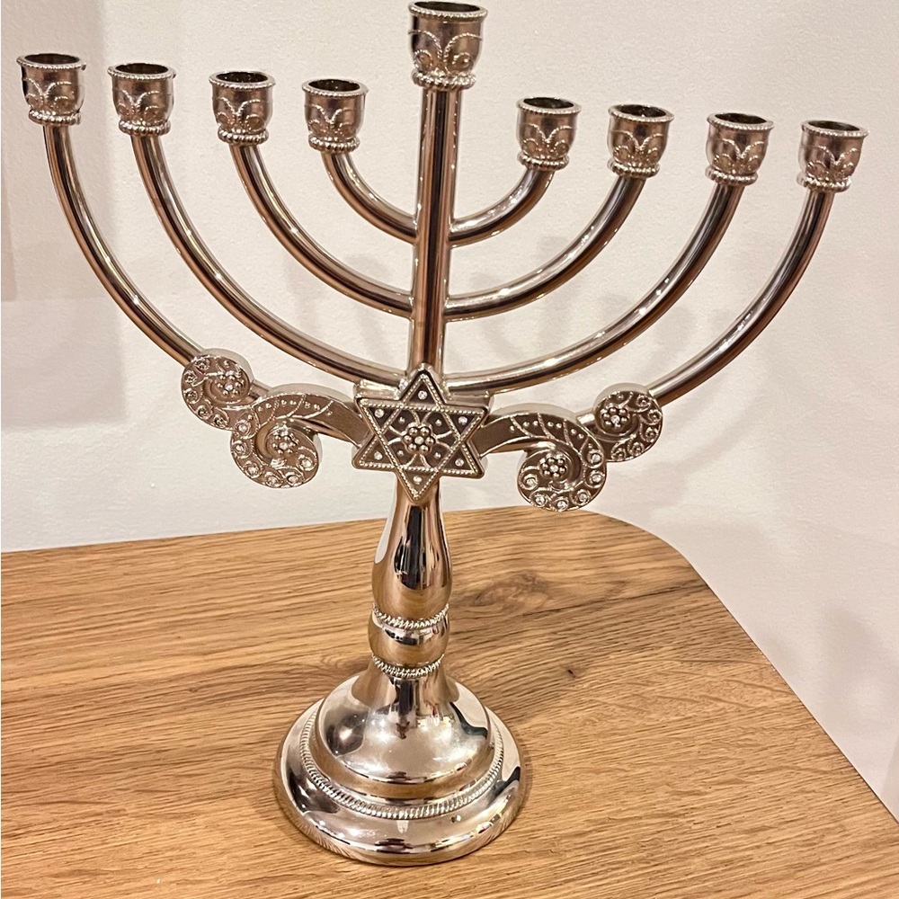 Harvey Lewis Judaica Silver Tone Hanukkah Menorah W/swarovski Crystals - Picture 7 of 10